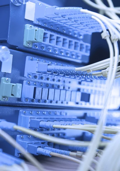 Cabos de rede e servidores em um data center de tecnologia — Fotografia de Stock