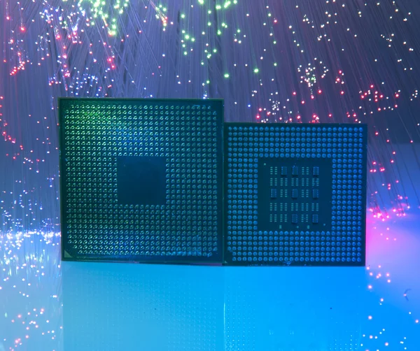 Microprocessadores centrais para um computador em um backgrou de fibra óptica de tecnologia — Fotografia de Stock