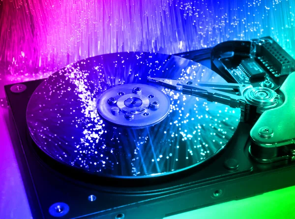 Computer-Festplatte und Köpfe auf Technologie Glasfaser-Hintergrund — Stockfoto