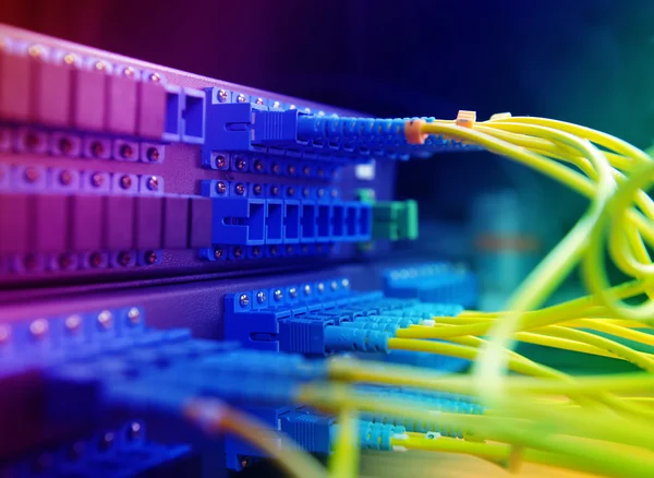 Знімок мережевих кабелів і серверів у технологічному центрі обробки даних Ліцензійні Стокові Фото
