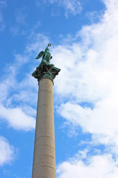 Статуя на вершине колонны — стоковое фото