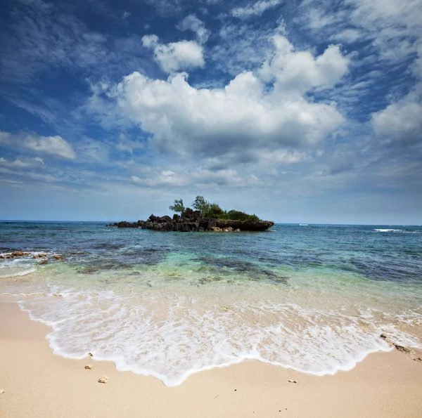 Isola nell'oceano — Foto Stock
