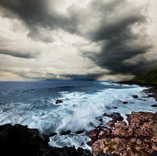 Море в шторме — стоковое фото