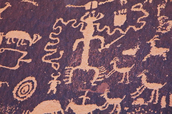 Petroglyphon krant rots in canyonlands national park, utah — Stockfoto