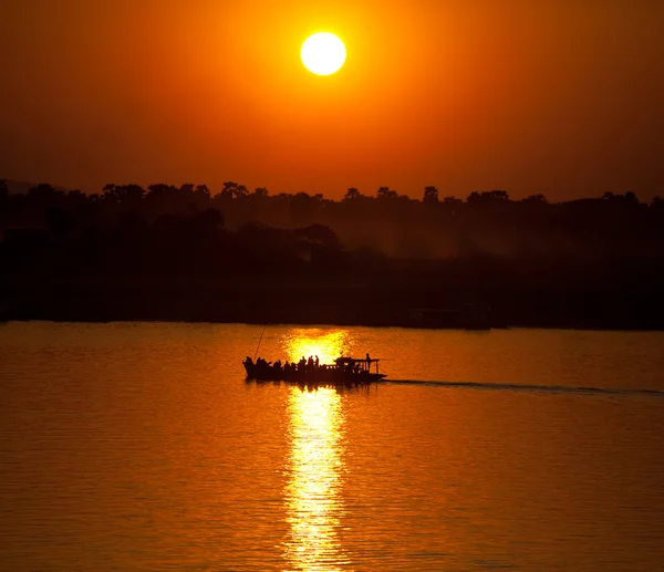 Günbatımı Nehri üzerinde — Stok fotoğraf