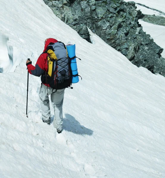 Karlı dağda yürüyüş — Stok fotoğraf