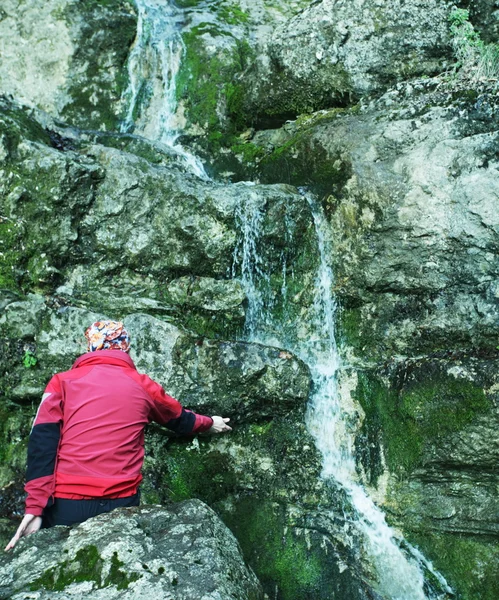 Girl and waterfall — Stock Photo, Image