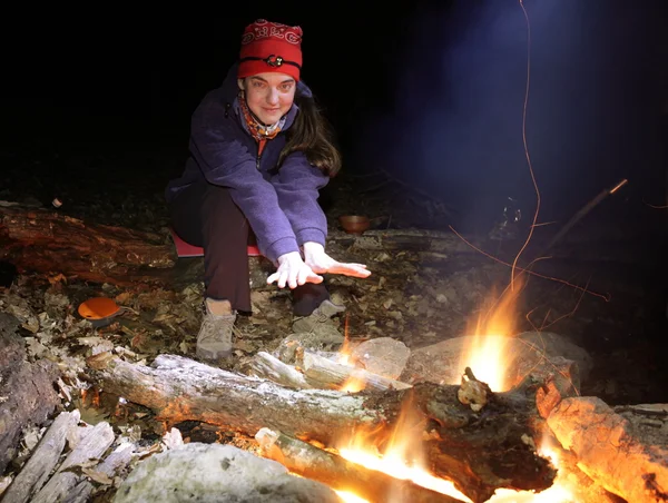 Girl near campfire — Stock Photo, Image
