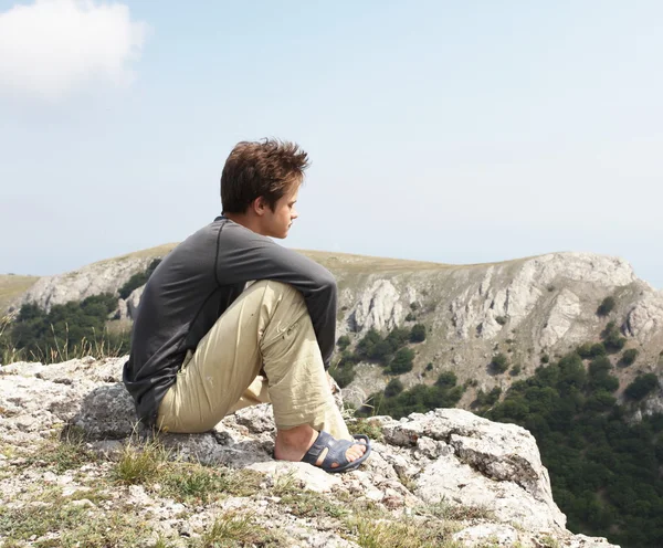 Boy on the cliff — Stock Photo, Image