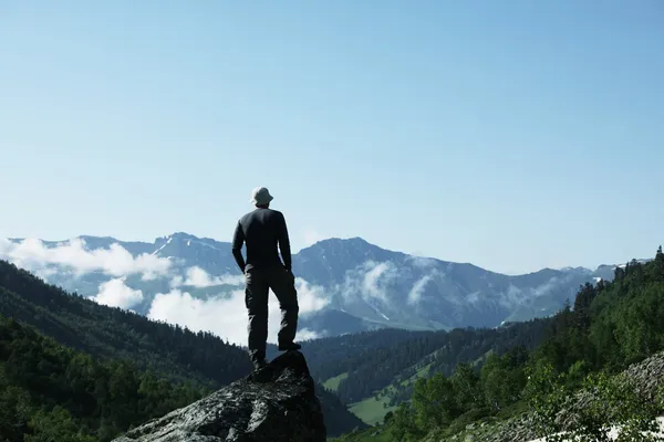 Man in de bergen — Stockfoto