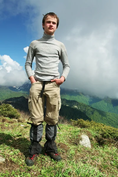 ハイキングの少年 — ストック写真