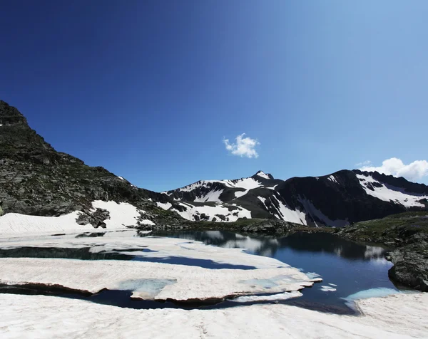 Lago blu delle montagne — Foto Stock