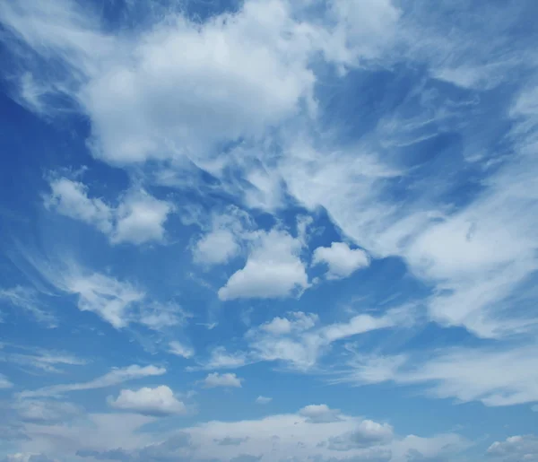 Облака и небо — стоковое фото