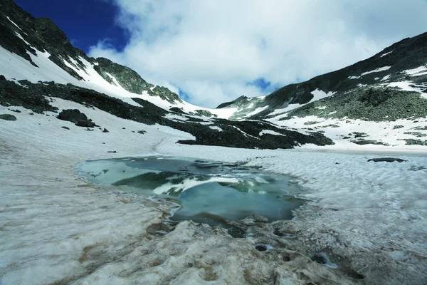 Lago de alta montaña — Foto de Stock
