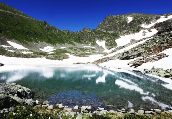 Lago de alta montaña —  Fotos de Stock