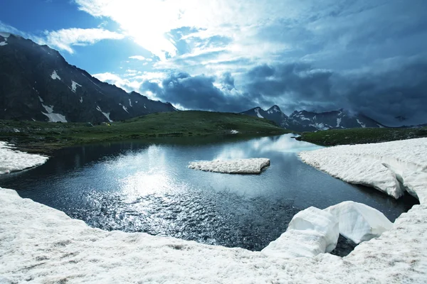 Yüksek dağların göl — Stok fotoğraf