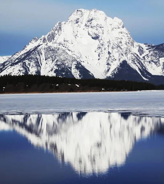 Lago de altas montañas — Foto de Stock