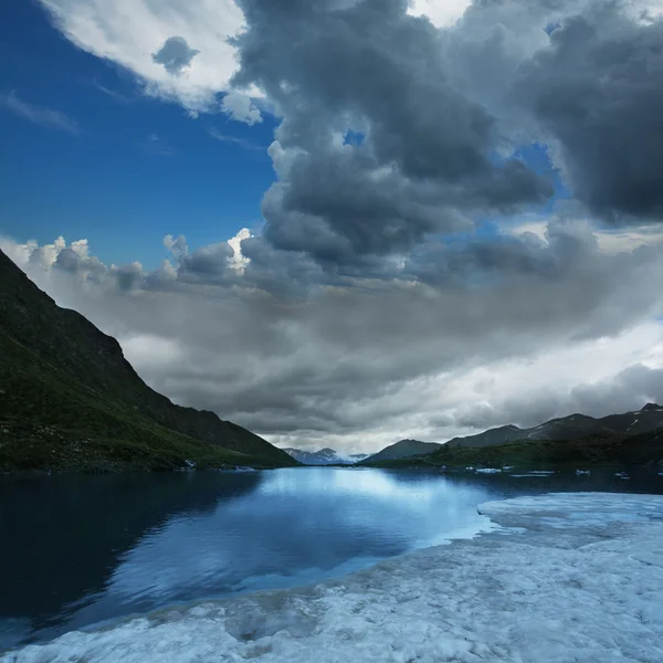 Höga berg lake — Stockfoto