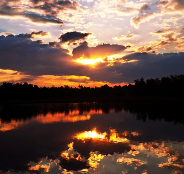 Lago ao pôr-do-sol — Fotografia de Stock