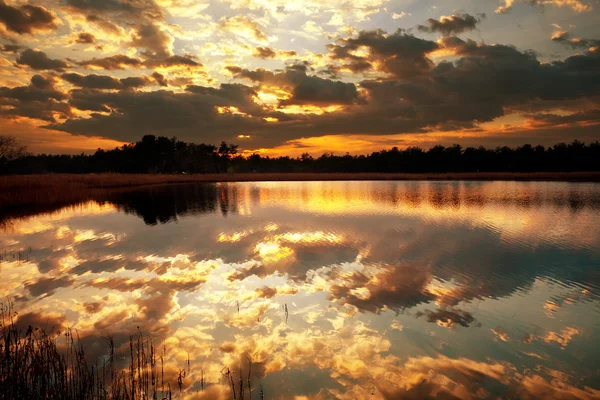 湖的日落 — 图库照片
