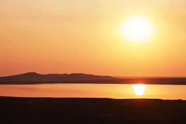 Озеро на заході сонця — стокове фото