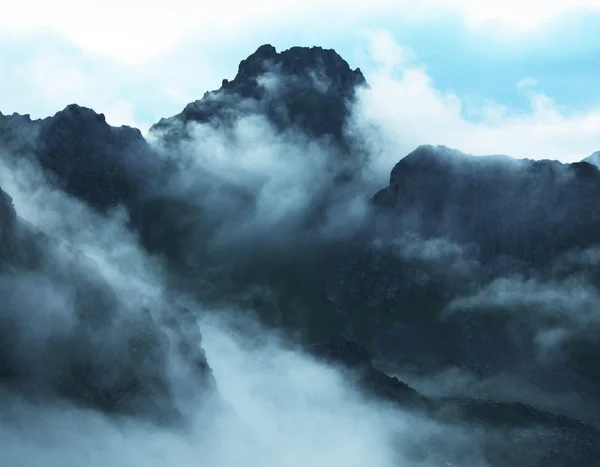 Montagne nebbiose — Foto Stock