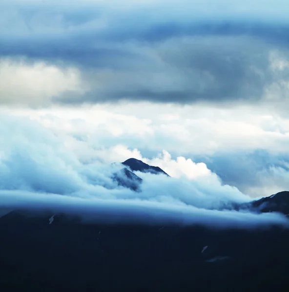 Туманные горы — стоковое фото