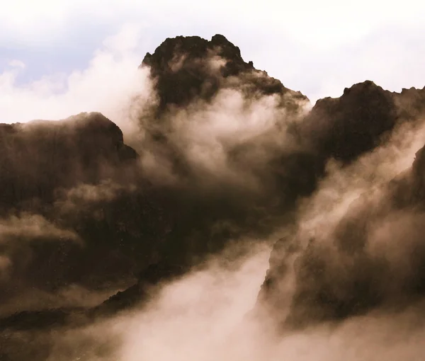 霧の深い山々 — ストック写真