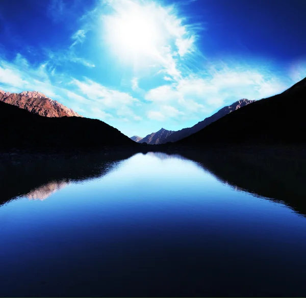 Dağlar göl — Stok fotoğraf