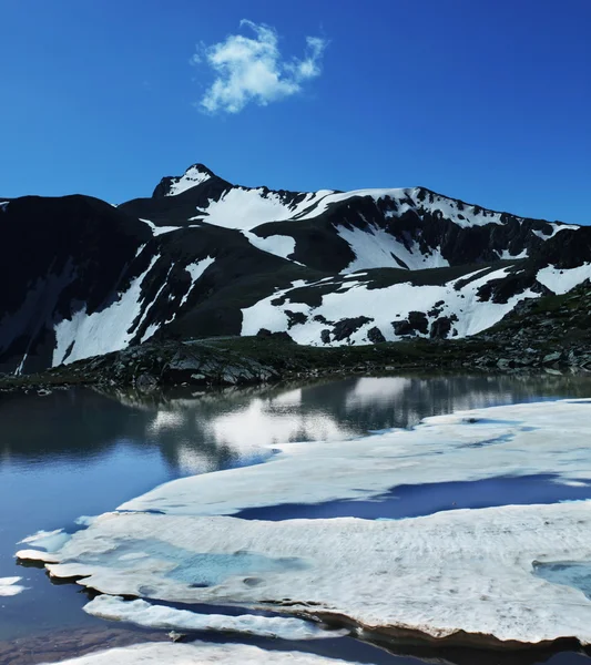 Montañas lago —  Fotos de Stock