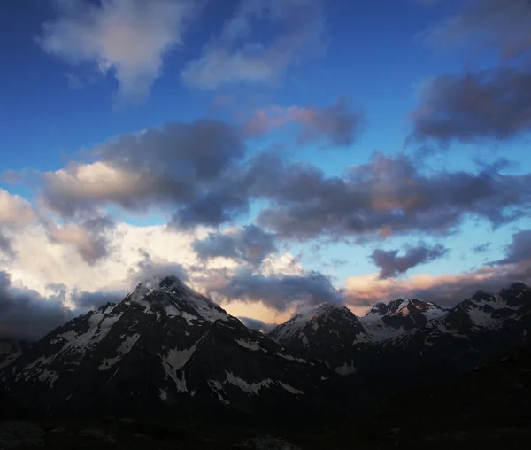 ภูเขาตอนพระอาทิตย์ตก — ภาพถ่ายสต็อก