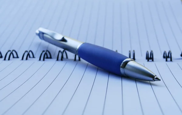 Długopis leżący na otwartym notatniku — Zdjęcie stockowe