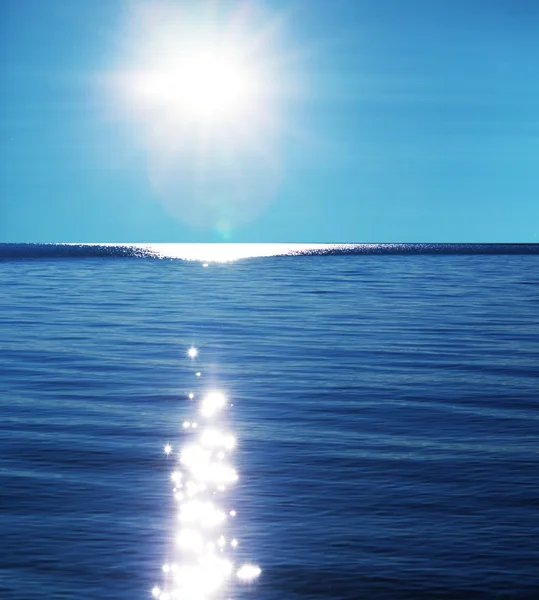 Солнечная искра на воде — стоковое фото