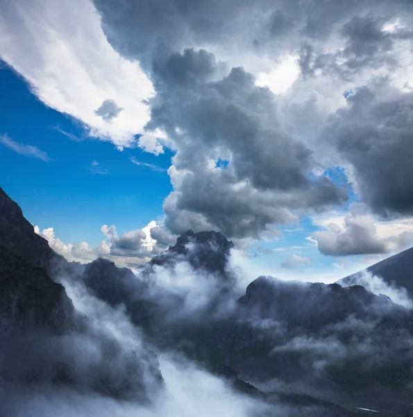 Tempesta in montagna — Foto Stock