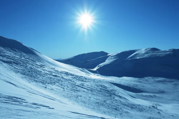 Солнце и снег — стоковое фото