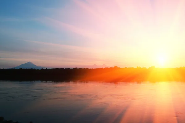 Apusul soarelui pe râu — Fotografie, imagine de stoc