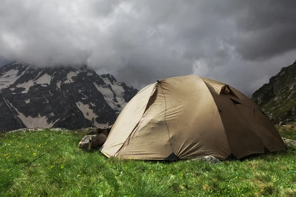 山のテント — ストック写真