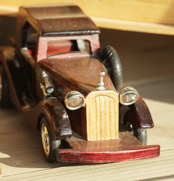 Деревянная игрушечная машина — стоковое фото