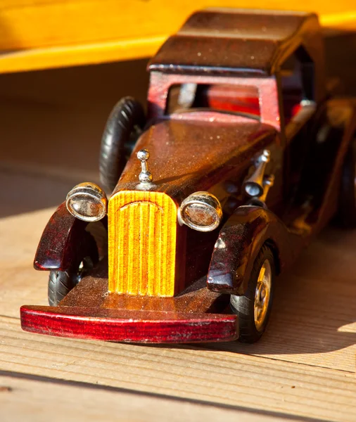 Houten speelgoed oude auto — Stockfoto