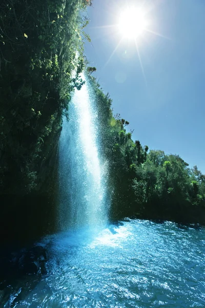 Tropischer Wasserfall — Stockfoto