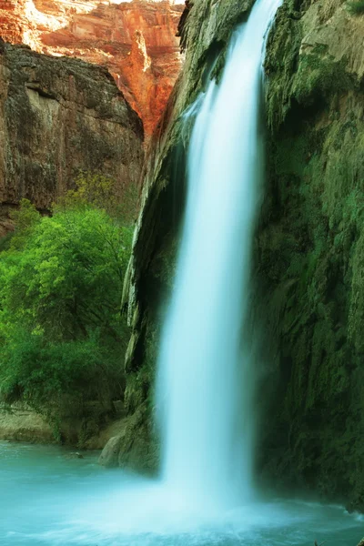 Wasserfall in der Höhle — Stockfoto