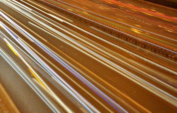 アスファルトの道路上で夕方のラッシュアワーの迅速なトラフィック. — ストック写真