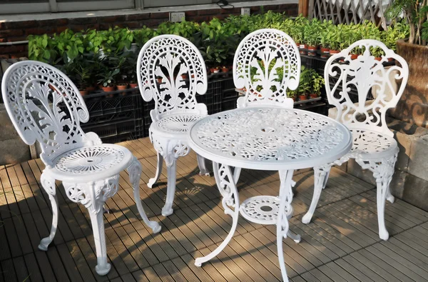 Iron table and backrest chairs in garden — Stock Photo, Image