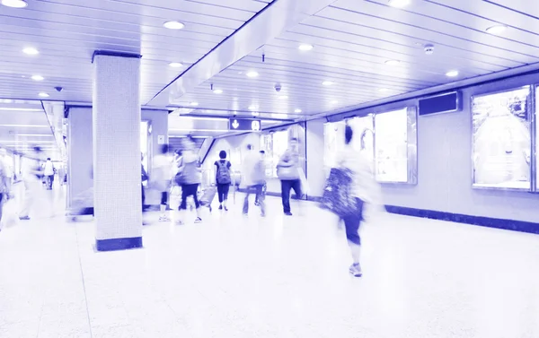 Passagers dans la station de métro à Shanghai en Chine . — Photo