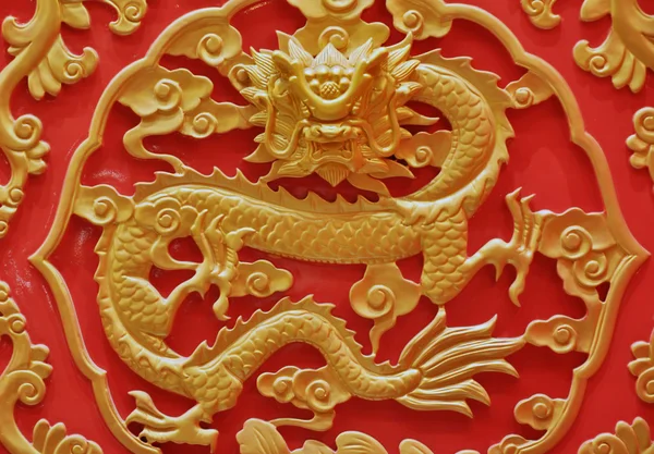 Chiński starożytnych drewna złoty latający smok — Zdjęcie stockowe