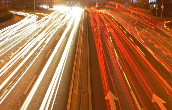 Traffico veloce su strada asfaltata nell'ora di punta serale . — Foto Stock