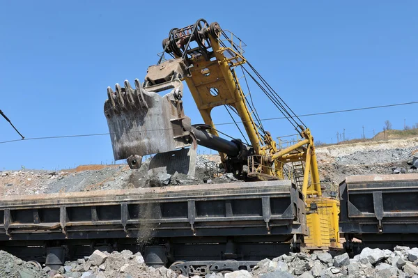 Loading of iron ore railways — Stock Photo, Image