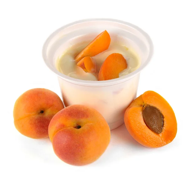 Joghurt mit Aprikose und Stückchen — Stockfoto