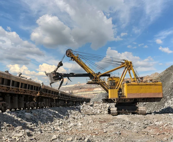 Loading of iron ore — Stock Photo, Image