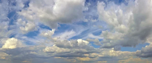 Nuvem cheia no céu — Fotografia de Stock